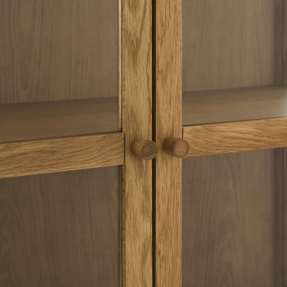 TV-Tisch mit 3 Glastüren - 137 cm breit - Wildeiche