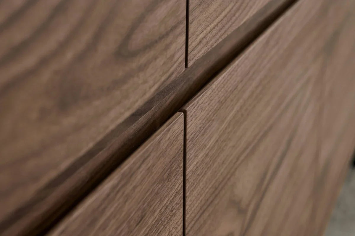 FURNHOUSE Tokyo Vitrine mit LED-Beleuchtung - 110 cm breit - Amerikanische Walnuss